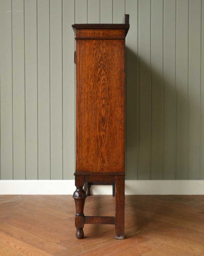 アンティークのキャビネット アンティーク家具 英国輸入のアンティーク家具、彫刻がきれいなオープン棚のブックシェルフ(本棚)。横から見てもステキしっかり修復したので、横顔だって美しいんです。(q-1566-f)