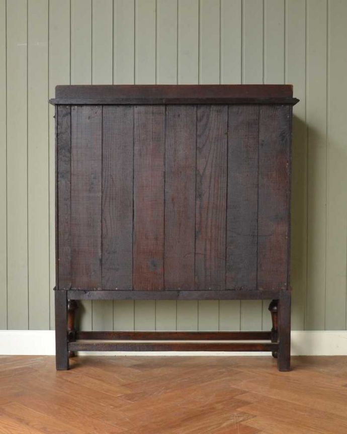 アンティークのキャビネット アンティーク家具 英国輸入のアンティーク家具、彫刻がきれいなオープン棚のブックシェルフ(本棚)。後ろ姿もキレイですアンティークは新品ではないので、もちろん経年変化によるキズはありますが、専門の職人が修復したので、後ろ姿もキレイです。(q-1566-f)