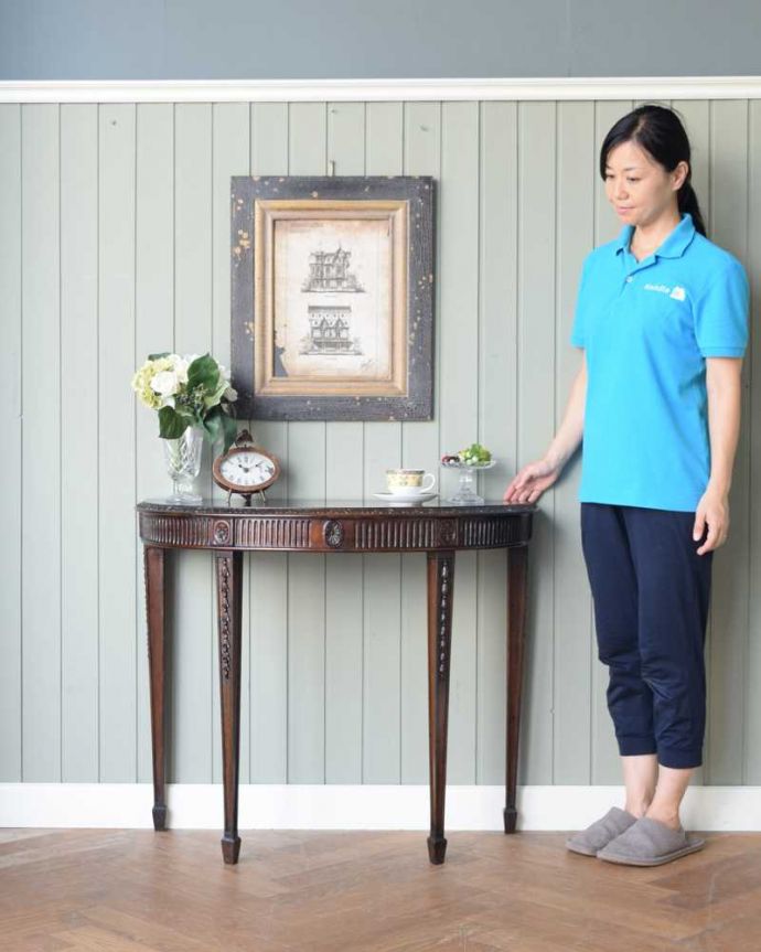 アンティークのテーブル　アンティーク家具　お花の彫りが美しいイギリス輸入のアンティーク家具、ハーフムーンのコンソールテーブル 。壁にピタッと付けるだけで出来るおしゃれコーナーハーフムーン型のコンソールテーブルは見せる場所を作ってくれる最強のアンティーク家具。(q-1567-f)