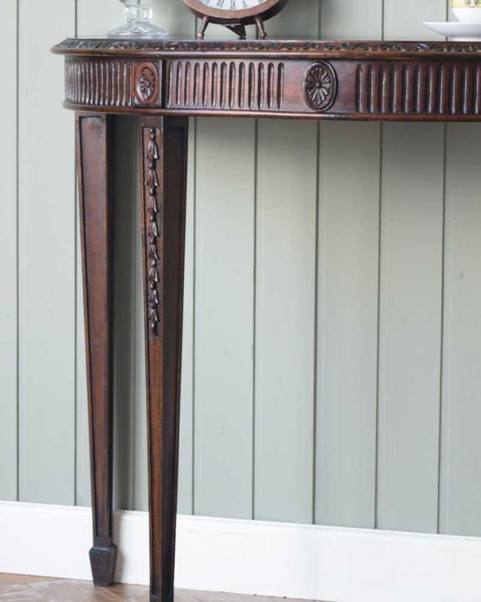 アンティークのテーブル　アンティーク家具　お花の彫りが美しいイギリス輸入のアンティーク家具、ハーフムーンのコンソールテーブル 。美しいデザインが印象的実用性を求めない見せ場を作ってくれるコンソールは、何より見た目が重要。(q-1567-f)