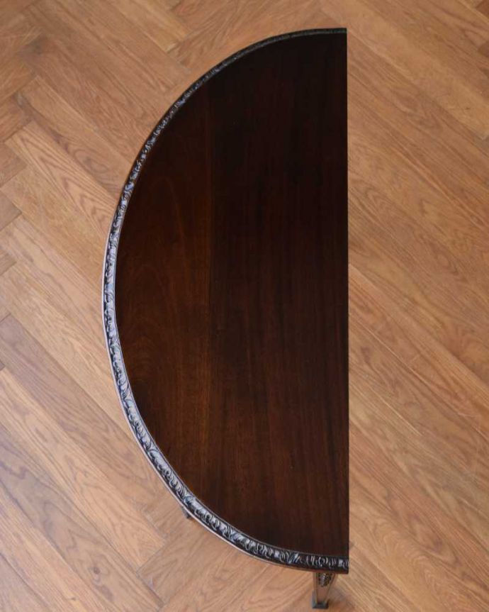 アンティークのテーブル　アンティーク家具　お花の彫りが美しいイギリス輸入のアンティーク家具、ハーフムーンのコンソールテーブル 。上から見ると半分のお月様が見えますハーフムーン（半月型）の天板には、何を置いても素敵に魅せてくれる力があります。(q-1567-f)