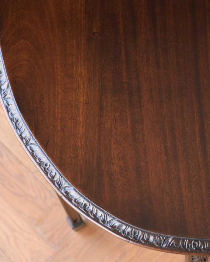 アンティークのテーブル　アンティーク家具　お花の彫りが美しいイギリス輸入のアンティーク家具、ハーフムーンのコンソールテーブル 。修復には自信がありますHandleでは専門の職人が修復する際、古い塗装を剥離してキレイにお直ししています。(q-1567-f)