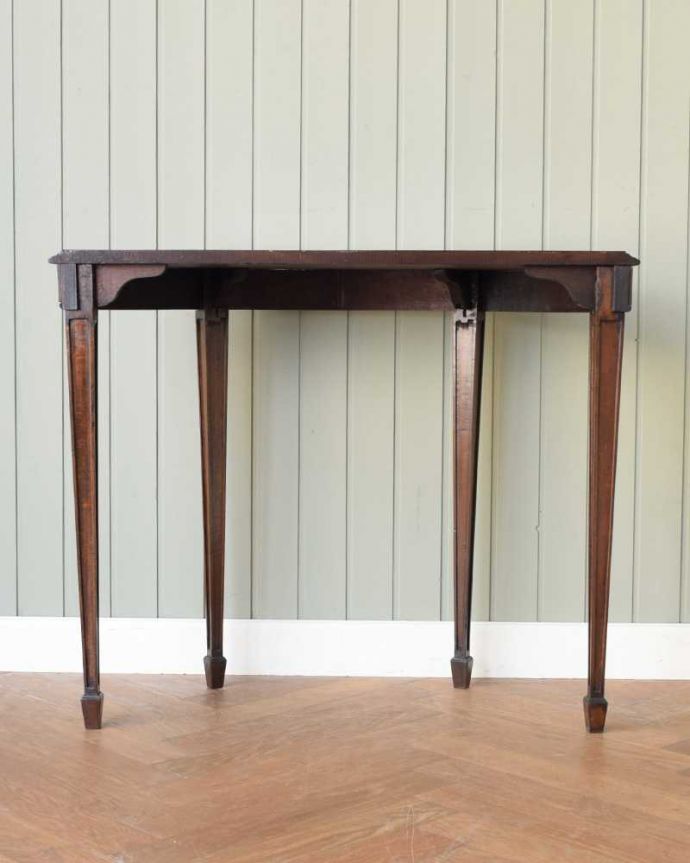 アンティークのテーブル　アンティーク家具　お花の彫りが美しいイギリス輸入のアンティーク家具、ハーフムーンのコンソールテーブル 。後ろ姿にも自信があります。(q-1567-f)