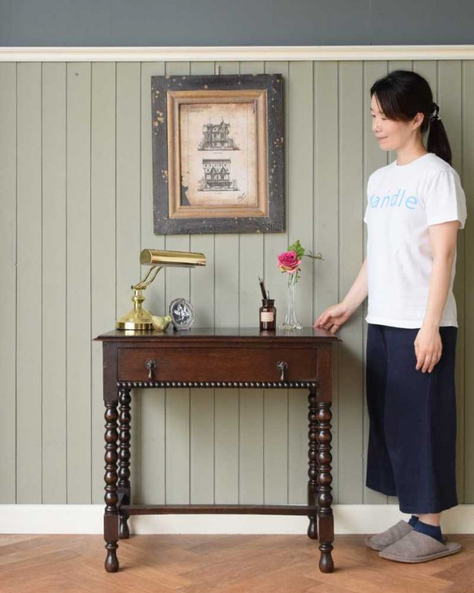 アンティークのデスク・書斎机　アンティーク家具　ボビンレッグの脚が美しい、イギリス輸入のアンティークホールデスク（引き出し付き）。英国アンティークらしくカッコいい大人のデスクアンティーク家具の中でも特に人気の高いデスク。(q-1568-f)