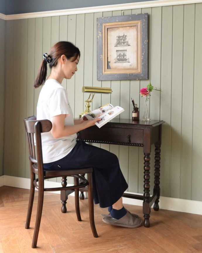 アンティークのデスク・書斎机　アンティーク家具　ボビンレッグの脚が美しい、イギリス輸入のアンティークホールデスク（引き出し付き）。仕事している時間も、もっとカッコよくここに座るだけで、なんだかちょっとカッコよくなった気分。(q-1568-f)