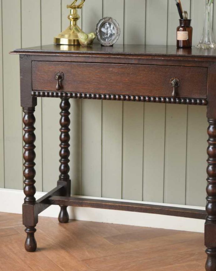 アンティークのデスク・書斎机　アンティーク家具　ボビンレッグの脚が美しい、イギリス輸入のアンティークホールデスク（引き出し付き）。英国らしい豪華な彫りが美しい脚機能的なデザインのものが多いデスクだけに、アンティークらしく装飾が美しいものは目立ちます。(q-1568-f)