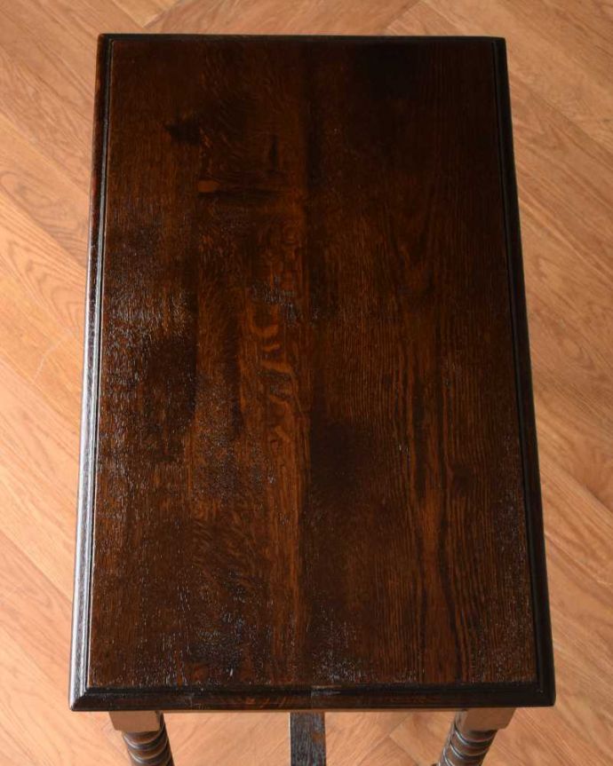 アンティークのデスク・書斎机　アンティーク家具　ボビンレッグの脚が美しい、イギリス輸入のアンティークホールデスク（引き出し付き）。天板もピカピカにお直ししました。(q-1568-f)