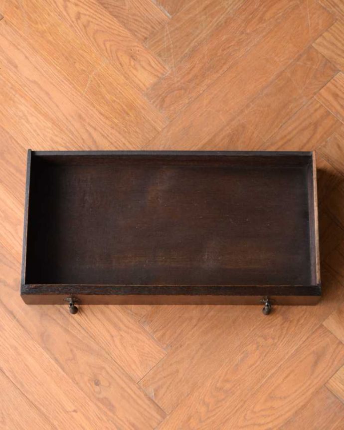 アンティークのデスク・書斎机　アンティーク家具　ボビンレッグの脚が美しい、イギリス輸入のアンティークホールデスク（引き出し付き）。引き出しの中もキレイに修復しました。(q-1568-f)