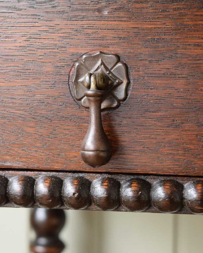 アンティークのデスク・書斎机　アンティーク家具　ボビンレッグの脚が美しい、イギリス輸入のアンティークホールデスク（引き出し付き）。開ける度にワクワクする取っ手取っ手もアンティークらしく凝ったデザイン。(q-1568-f)