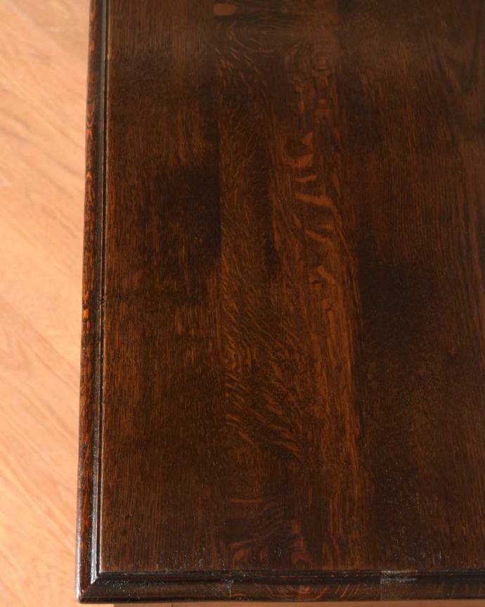 アンティークのデスク・書斎机　アンティーク家具　ボビンレッグの脚が美しい、イギリス輸入のアンティークホールデスク（引き出し付き）。天板を近くから見ると･･･デスクは天板を使う家具なので、キレイにお直ししました。(q-1568-f)