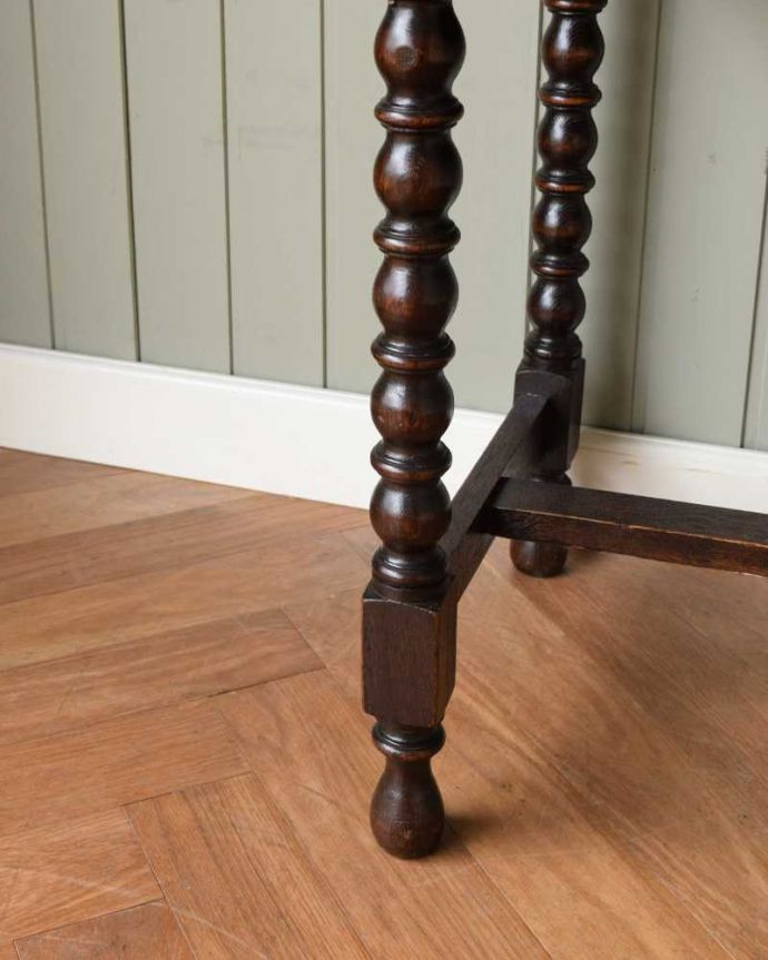 アンティークのデスク・書斎机　アンティーク家具　ボビンレッグの脚が美しい、イギリス輸入のアンティークホールデスク（引き出し付き）。女性1人でラクラク運べちゃう仕掛けHandleのアンティークは、脚の裏にフェルトキーパーをお付けしています。(q-1568-f)