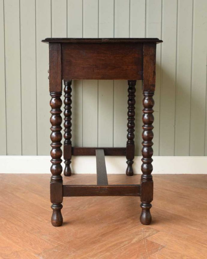 アンティークのデスク・書斎机　アンティーク家具　ボビンレッグの脚が美しい、イギリス輸入のアンティークホールデスク（引き出し付き）。横顔も美しく！こんな風に見えますもちろん、横側もキレイに修復しているので、横から見てもキレイです。(q-1568-f)