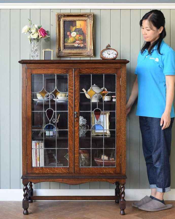 アンティークのキャビネット　アンティーク家具　美しいステンドグラスの扉、英国アンティーク家具のブックケース（本棚）。ステンドグラスの扉が美しいキャビネット扉がステンドグラスになっているから、キャビネットとステンドグラスの両方を一気に手に入れることが出来ちゃうんです。(q-1569-f)