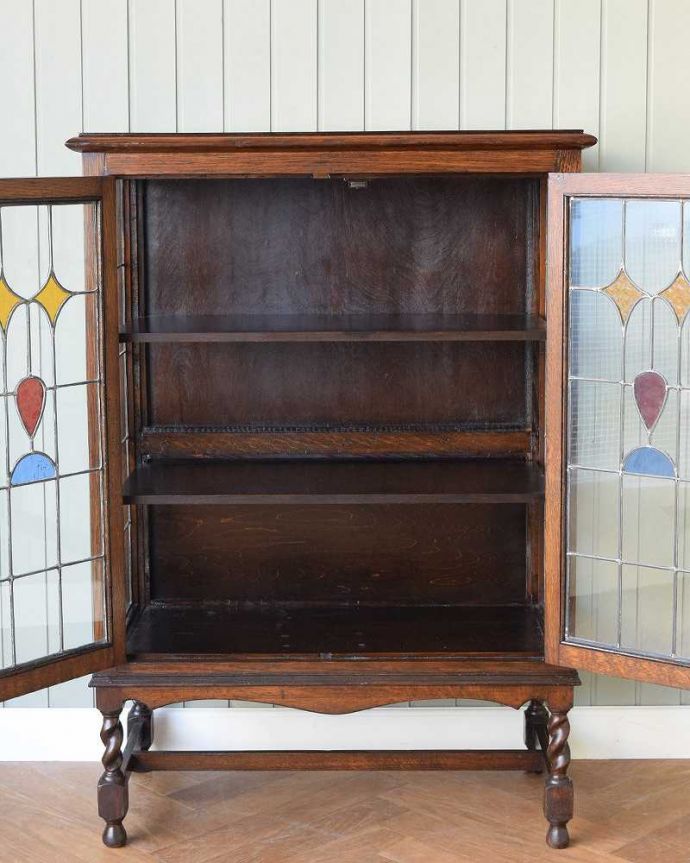 アンティークのキャビネット　アンティーク家具　美しいステンドグラスの扉、英国アンティーク家具のブックケース（本棚）。扉を開けた内側はこんな感じですキャビネットの中も職人がしっかり修復したのでキレイです。(q-1569-f)