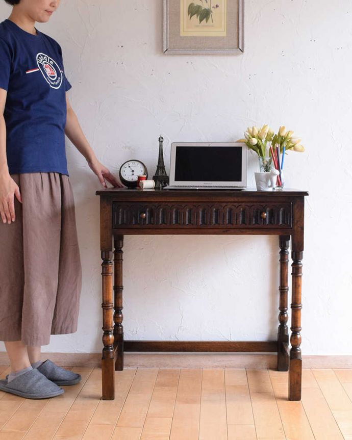 アンティークのテーブル アンティーク家具 バンブモチーフの脚が美しい、イギリス輸入のアンティークホールデスク(引き出し付き)。英国アンティークらしくカッコいい大人のデスクアンティーク家具の中でも特に人気の高いデスク。(q-1570-f)