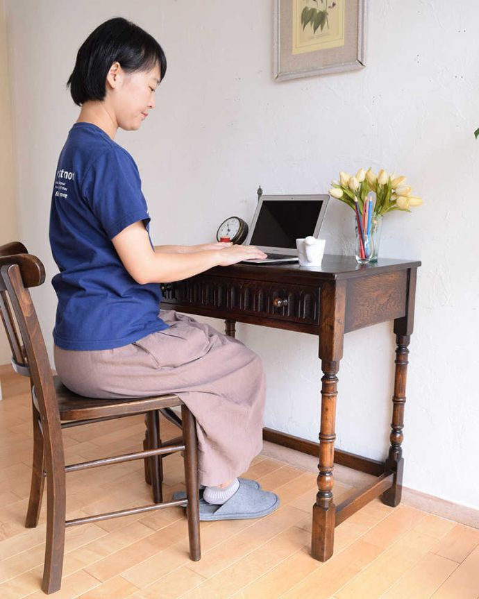 アンティークのテーブル アンティーク家具 バンブモチーフの脚が美しい、イギリス輸入のアンティークホールデスク(引き出し付き)。仕事している時間も、もっとカッコよくここに座るだけで、なんだかちょっとカッコよくなった気分。(q-1570-f)