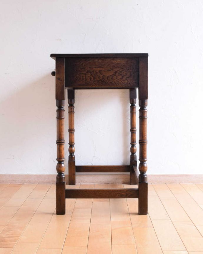 アンティークのテーブル アンティーク家具 バンブモチーフの脚が美しい、イギリス輸入のアンティークホールデスク(引き出し付き)。横顔も美しく!こんな風に見えますもちろん、横側もキレイに修復しているので、横から見てもキレイです。(q-1570-f)