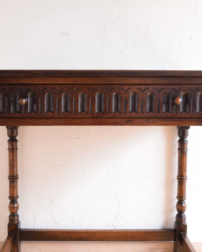 アンティークのテーブル アンティーク家具 バンブモチーフの脚が美しい、イギリス輸入のアンティークホールデスク(引き出し付き)。惚れ惚れしちゃう美しさこんなに堅い無垢材に一体どうやって彫ったんだろう?と不思議になるくらい細かい彫にうっとりです。(q-1570-f)