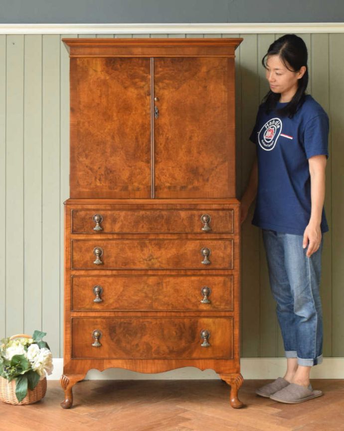 アンティークのチェスト　アンティーク家具　表情豊かな木目が美しい、英国のアンティークカップボードチェスト。英国アンティークらしい美しさが際立つ家具細々とした収納も出来ちゃう引き出し収納と扉の収納が両方付いたカップボードチェストはアンティーク家具ではめずらしい形。(q-1571-f)