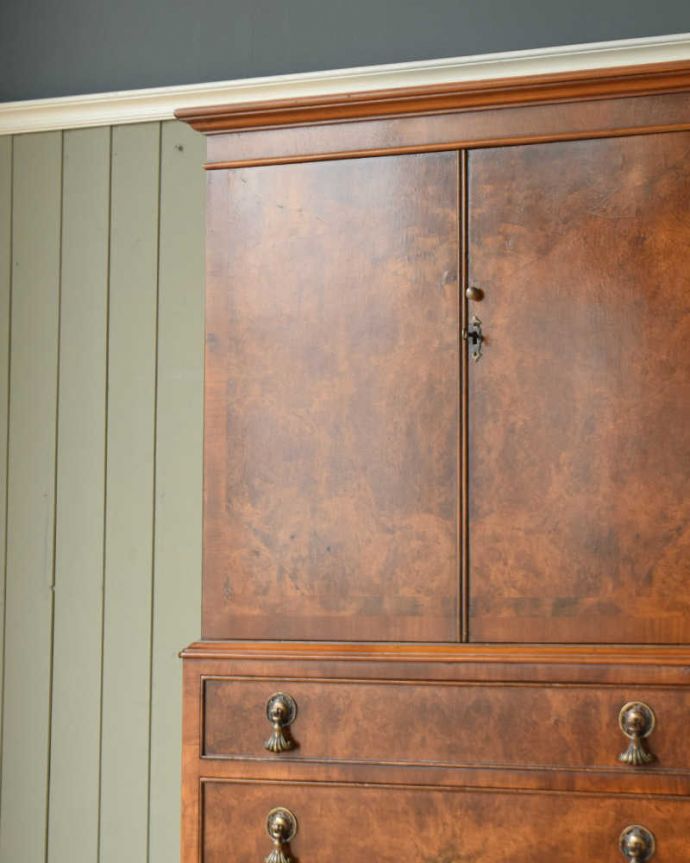 アンティークのチェスト　アンティーク家具　表情豊かな木目が美しい、英国のアンティークカップボードチェスト。木目だけの力でここまで美しい･･･アンティーク家具の一番の特長が木目だけで表現する家具の美しさ。(q-1571-f)