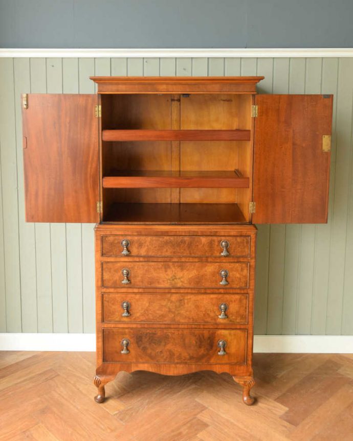 アンティークのチェスト　アンティーク家具　表情豊かな木目が美しい、英国のアンティークカップボードチェスト。扉を開けてみると･･･もともとカップボードとして使われていた家具。(q-1571-f)