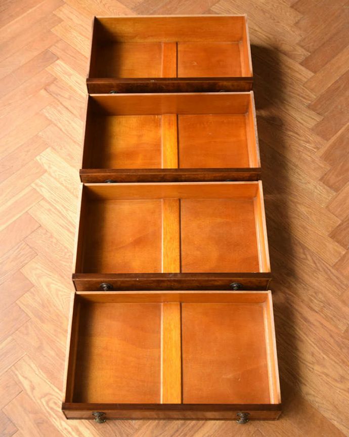 アンティークのチェスト　アンティーク家具　表情豊かな木目が美しい、英国のアンティークカップボードチェスト。キレイに修復したので、何を入れてもOK！もちろん引き出しの中も専門の職人が時間をかけてキレイに修復しました。(q-1571-f)