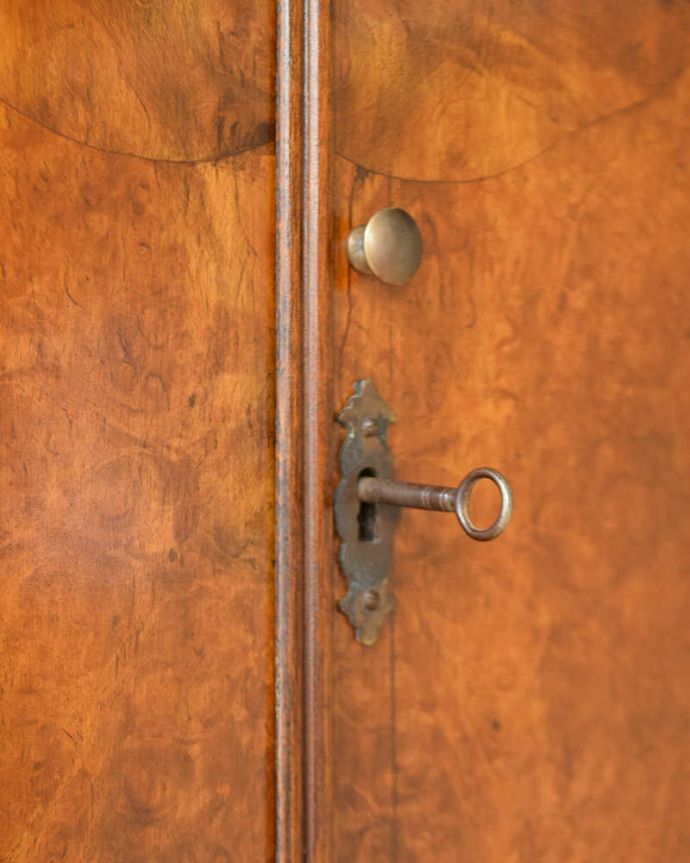 アンティークのチェスト　アンティーク家具　表情豊かな木目が美しい、英国のアンティークカップボードチェスト。大切なものも収納出来ますおとぎ話に出てくるような可愛いアンティークの鍵が付いています。(q-1571-f)