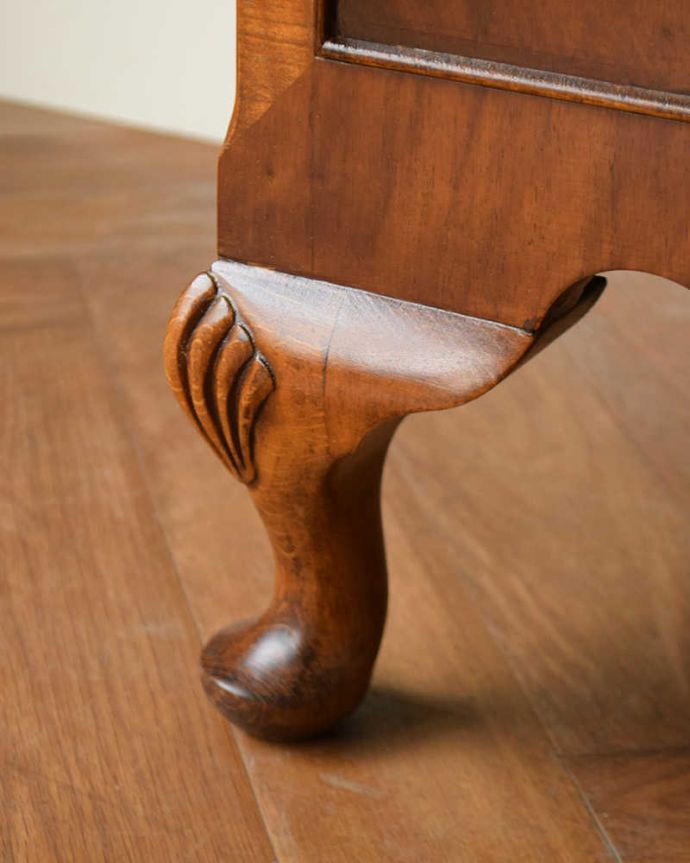 アンティークのチェスト　アンティーク家具　表情豊かな木目が美しい、英国のアンティークカップボードチェスト。女性１人でラクラク運べちゃうんですHandleのアンティークは、脚の裏にフェルトキーパーをお付けしています。(q-1571-f)