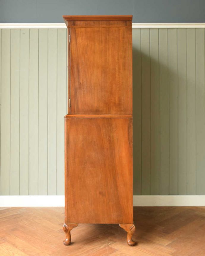 アンティークのチェスト　アンティーク家具　表情豊かな木目が美しい、英国のアンティークカップボードチェスト。横から見ても美しいですどこから見られてもいいようにしっかり修復しました。(q-1571-f)