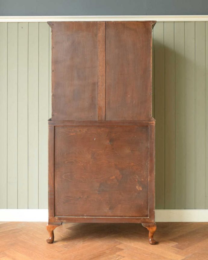 アンティークのチェスト　アンティーク家具　表情豊かな木目が美しい、英国のアンティークカップボードチェスト。しっかり修復した自慢の後ろ姿アンティークは新品ではないので、もちろん経年変化によるキズはありますが、専門の職人がキレイに修復したので後ろ姿までキレイです。(q-1571-f)