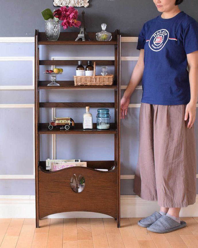 アンティークのキャビネット　アンティーク家具　英国で見つけたマガジンラックが付いたオープンシェルフ、アンティークブックシェルフ。お気に入りを飾りながらオシャレに収納好きな雑貨や本、写真やおもちゃなどをなんでも置くだけで不思議とオシャレになっちゃいますよ。(q-1572-f)