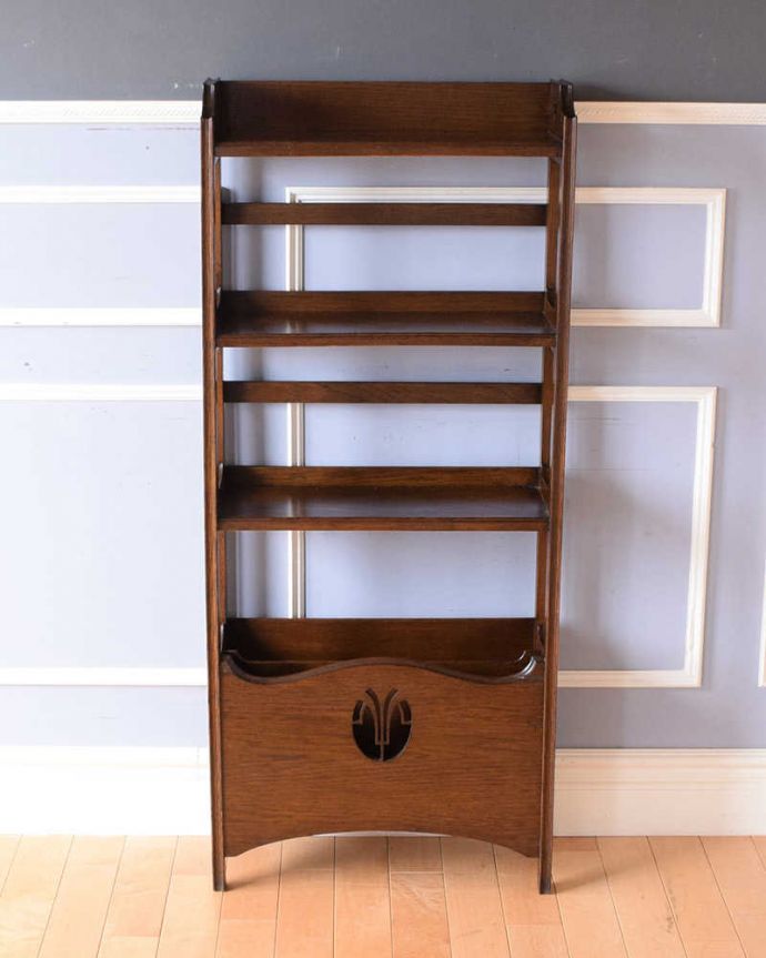 アンティークのキャビネット　アンティーク家具　英国で見つけたマガジンラックが付いたオープンシェルフ、アンティークブックシェルフ。色んな場所で大活躍リビング収納としてや、寝室や書斎の本棚として・・色んな場所でお使いいただけます。(q-1572-f)