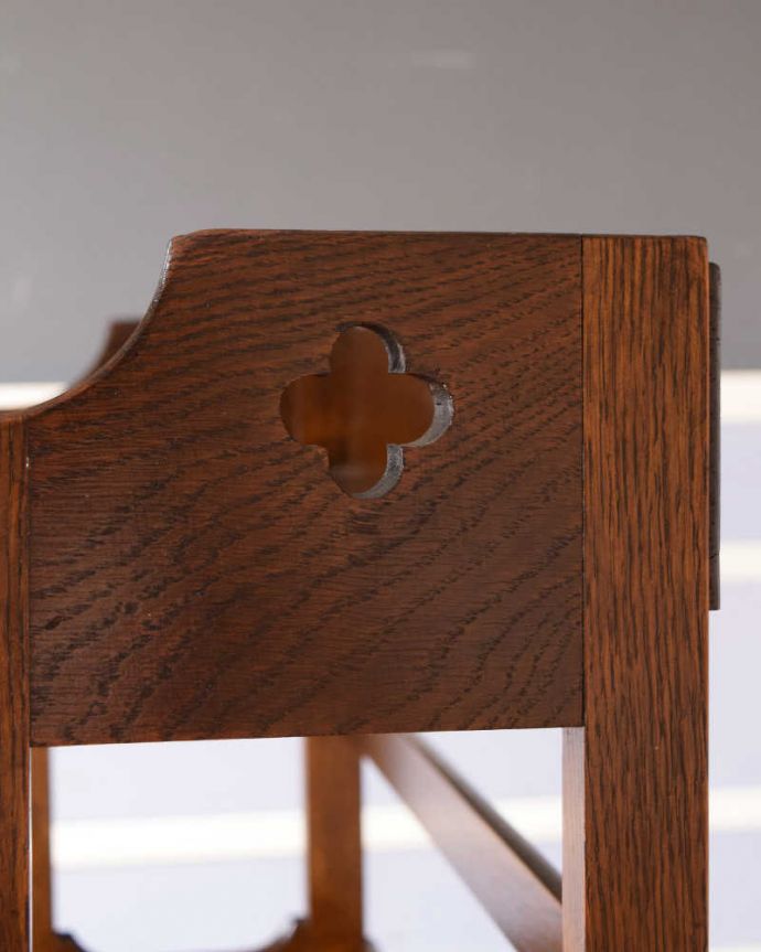 アンティークのキャビネット　アンティーク家具　英国で見つけたマガジンラックが付いたオープンシェルフ、アンティークブックシェルフ。いろんな場所にこだわりお花モチーフのくり抜きがあります。(q-1572-f)