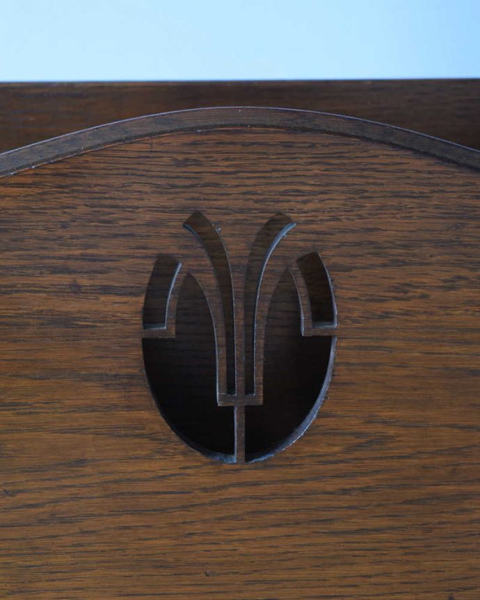 アンティークのキャビネット　アンティーク家具　英国で見つけたマガジンラックが付いたオープンシェルフ、アンティークブックシェルフ。惚れ惚れしちゃう美しさこんなに堅い無垢材に一体どうやって彫ったんだろう？と不思議になるくらい美しい装飾にうっとりです。(q-1572-f)