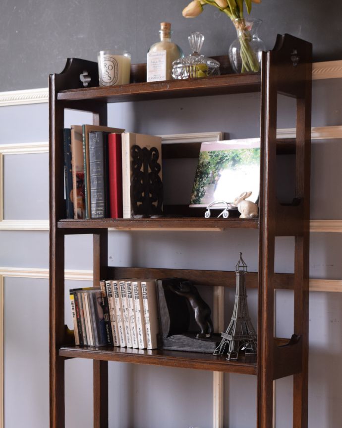 アンティークのキャビネット　アンティーク家具　英国で見つけたマガジンラックが付いたオープンシェルフ、アンティークブックシェルフ。隙間収納にもおすすめです。(q-1572-f)