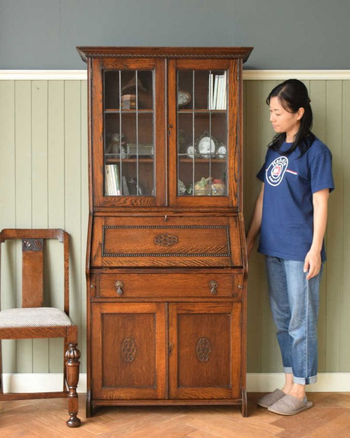 ビューロー アンティーク家具 重厚なオーク材のビューローブックケース、イギリス輸入のアンティーク家具。1つで3役こなしちゃう贅沢な家具見た目はガラスキャビネットなのに、デスクとチェストの機能も備えたビューローブックケース。(q-1573-f)