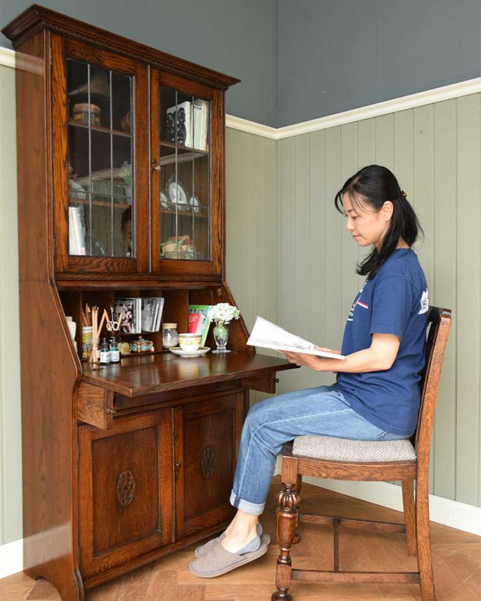 ビューロー アンティーク家具 重厚なオーク材のビューローブックケース、イギリス輸入のアンティーク家具。あっという間に自分だけの贅沢デスク扉を前に倒すとデスクが登場。(q-1573-f)