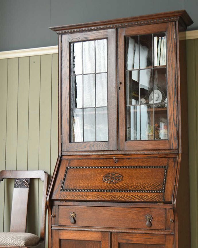 ビューロー アンティーク家具 重厚なオーク材のビューローブックケース、イギリス輸入のアンティーク家具。英国アンティークらしいガラス扉の美しさデスクの上はガラス扉のキャビネット。(q-1573-f)