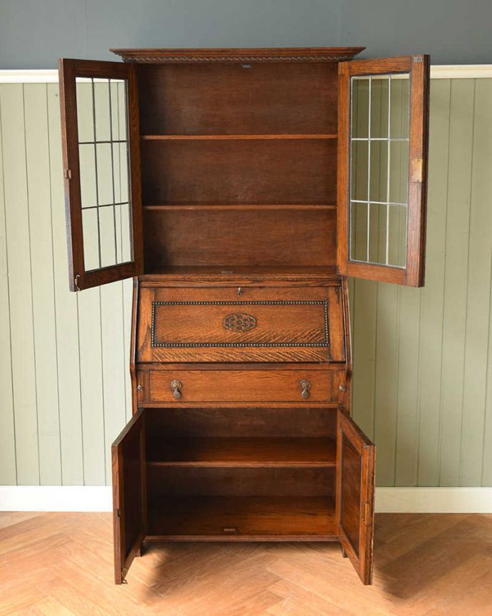 ビューロー アンティーク家具 重厚なオーク材のビューローブックケース、イギリス輸入のアンティーク家具。美しいガラス扉の中身は・・・専門の職人がしっかり修復したので、扉の中もこんな感じでキレイです。(q-1573-f)