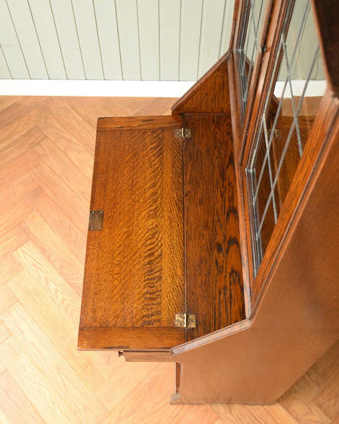 ビューロー アンティーク家具 重厚なオーク材のビューローブックケース、イギリス輸入のアンティーク家具。デスクの天板を上から見ると・・・やっぱりデスクは天板部分が気になるから、専門の職人が古い塗装を剥離してピッカピカに修復しました。(q-1573-f)