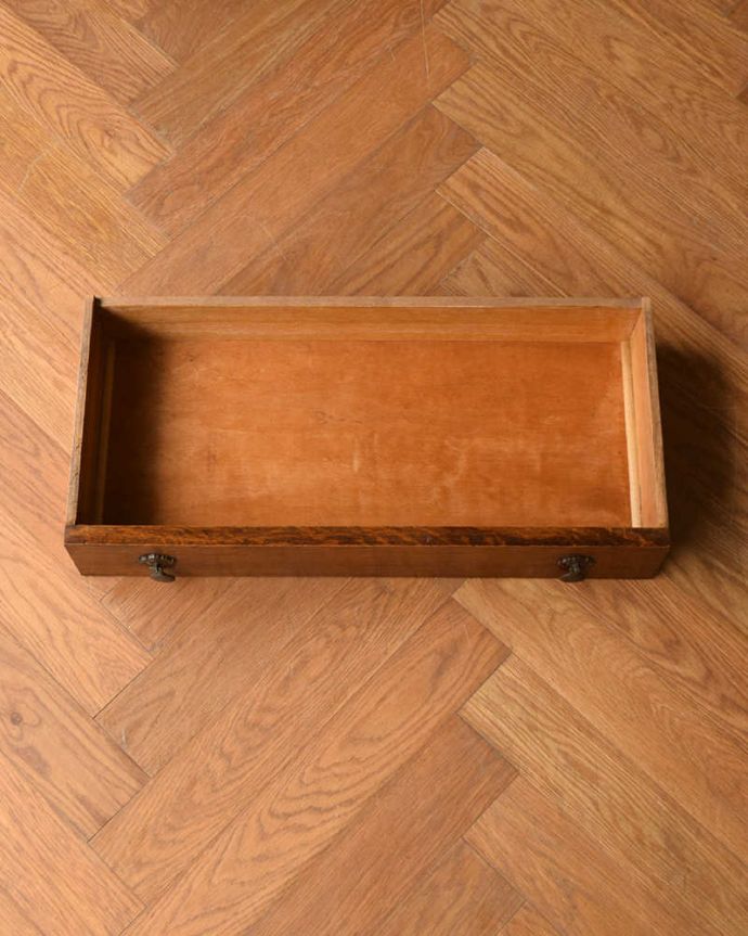 ビューロー アンティーク家具 重厚なオーク材のビューローブックケース、イギリス輸入のアンティーク家具。何でも収納できる引き出しもちろん、引き出しの中もキレイに修復しました。(q-1573-f)