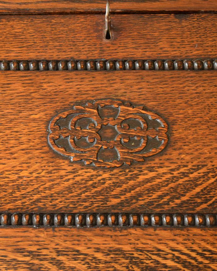 ビューロー アンティーク家具 重厚なオーク材のビューローブックケース、イギリス輸入のアンティーク家具。惚れ惚れしちゃう美しさこんなに堅い無垢材に一体どうやって彫ったんだろう?と不思議になるくらい細かい彫にうっとりです。(q-1573-f)