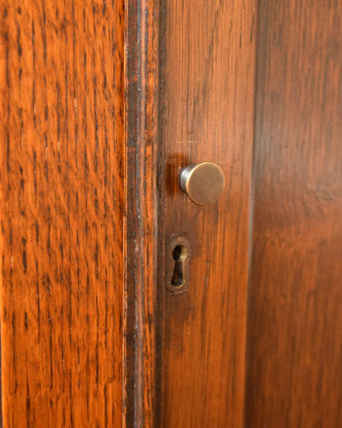 ビューロー アンティーク家具 重厚なオーク材のビューローブックケース、イギリス輸入のアンティーク家具。アンティークらしいデザインこんな場所にも凝ったデザイン。(q-1573-f)