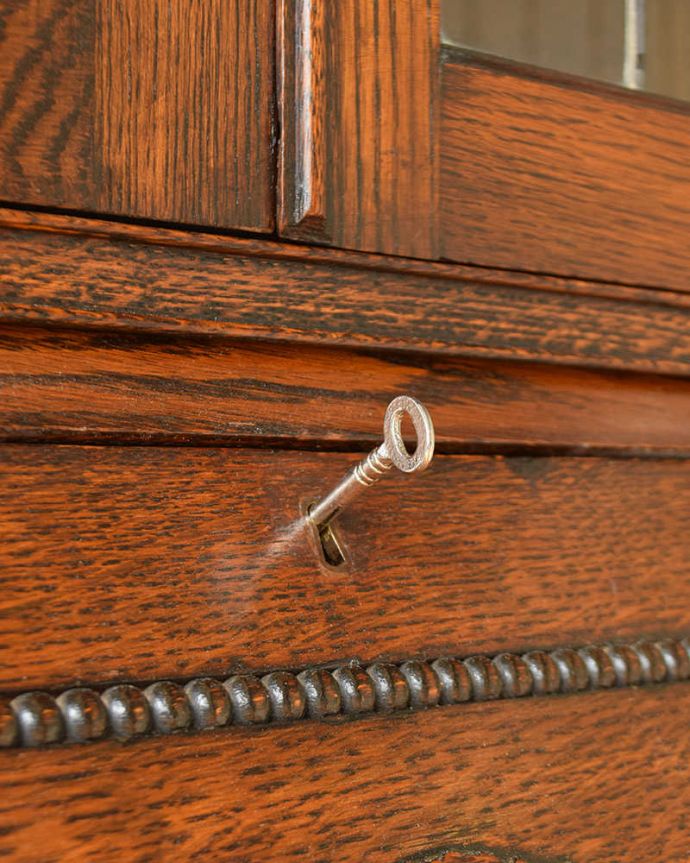 ビューロー アンティーク家具 重厚なオーク材のビューローブックケース、イギリス輸入のアンティーク家具。鍵を使って開けて下さいおとぎ話から出てきたような可愛いアンティークの鍵で開け閉め出来ます。(q-1573-f)