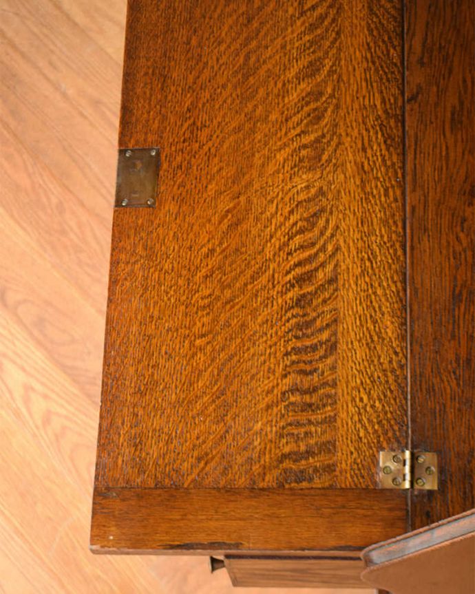 ビューロー アンティーク家具 重厚なオーク材のビューローブックケース、イギリス輸入のアンティーク家具。天板部分もキレイですやっぱりデスクの天板部分は気になるポイント。(q-1573-f)