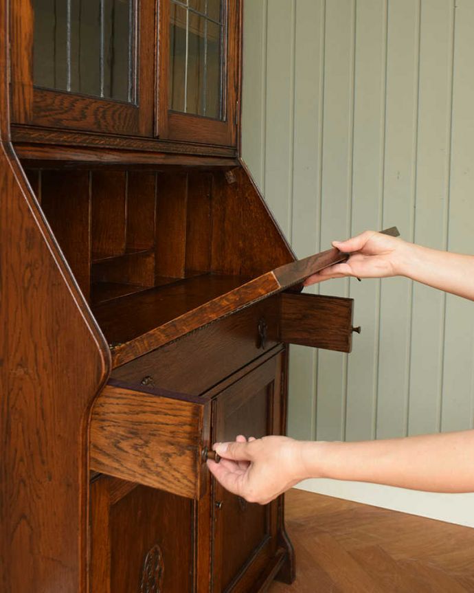 ビューロー アンティーク家具 重厚なオーク材のビューローブックケース、イギリス輸入のアンティーク家具。あっという間にデスクに変身扉を前に倒すだけで、あっという間にデスクが登場!どんな場所にも似合う「魅せるデスク」です。(q-1573-f)