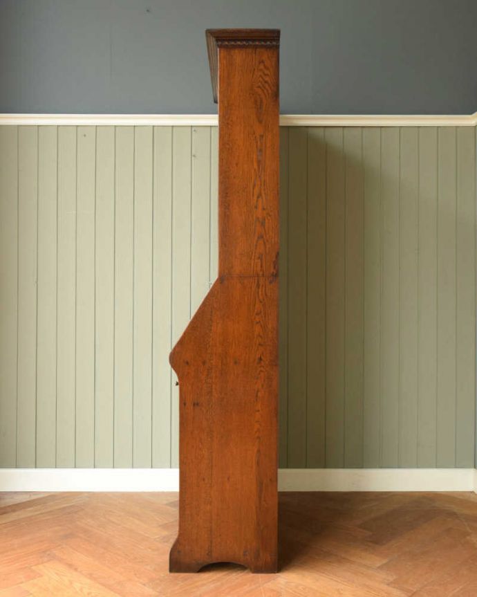 ビューロー アンティーク家具 重厚なオーク材のビューローブックケース、イギリス輸入のアンティーク家具。横から見た姿もステキ横から見てみるとこんな感じです。(q-1573-f)