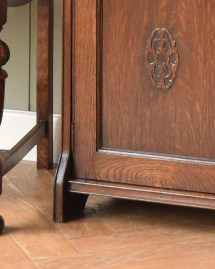 ビューロー アンティーク家具 重厚なオーク材のビューローブックケース、イギリス輸入のアンティーク家具。女性でも運べちゃう理由は・・・Handleのアンティークは、脚の裏にフェルトキーパーをお付けしていますので、重い家具でも床を滑らせれて移動する事が出来ます。(q-1573-f)