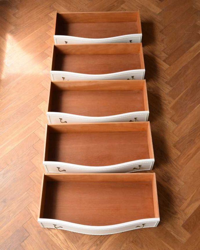 アンティークのチェスト　アンティーク家具　ドレッシーなアンティークのフレンチ家具、5段引き出しのチェスト。お洋服もたっぷり収納出来ます修復する時、引き出しの中も職人がキレイにしました。(q-1574-f)