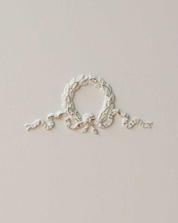 アンティークのチェスト　アンティーク家具　ドレッシーなアンティークのフレンチ家具、5段引き出しのチェスト。惚れ惚れしちゃう美しさ女性らしい彫り。(q-1574-f)